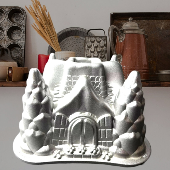 Nordic Ware Fairy Tale Castle Cottage Bundt Cake Pan 10 Cup 2.6 liters - Picture 2 of 8